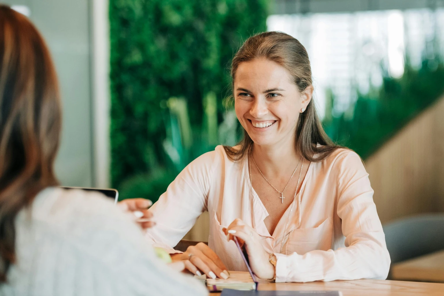 Échange à une table, avec des documents de travail